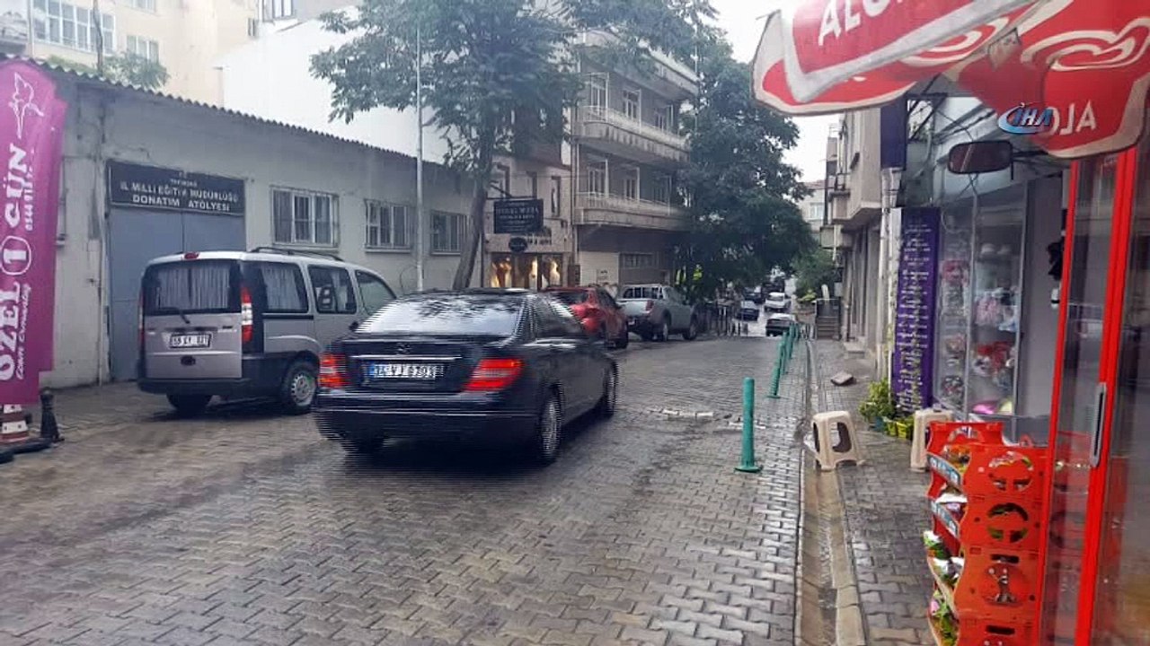 Aşırı bunaltıcı havanın ardından yağan yağmur vatandaşları serinletti