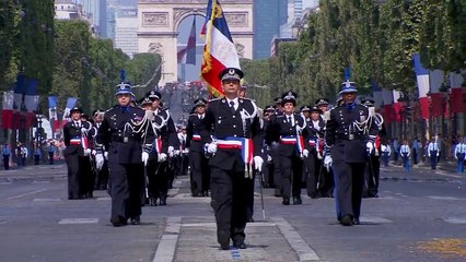 Скачать видео: Défilé du 14 juillet : les élèves commissaires et officiers représentent fièrement l'ENSP