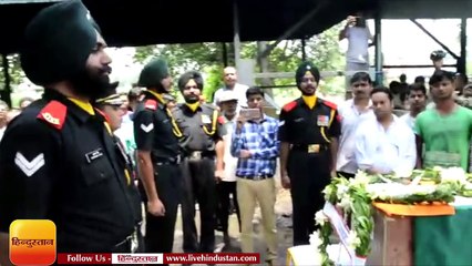सेना के जवान मनोरंजन का शव पहुंचा चास, दी सलामी