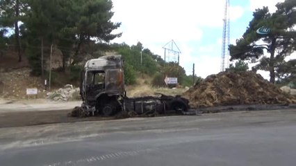 Çanakkale'de Saman Yüklü Tır Yandı
