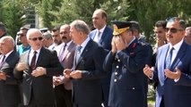 Bakan Hulusi Akar hava şehitliğini ziyaret etti