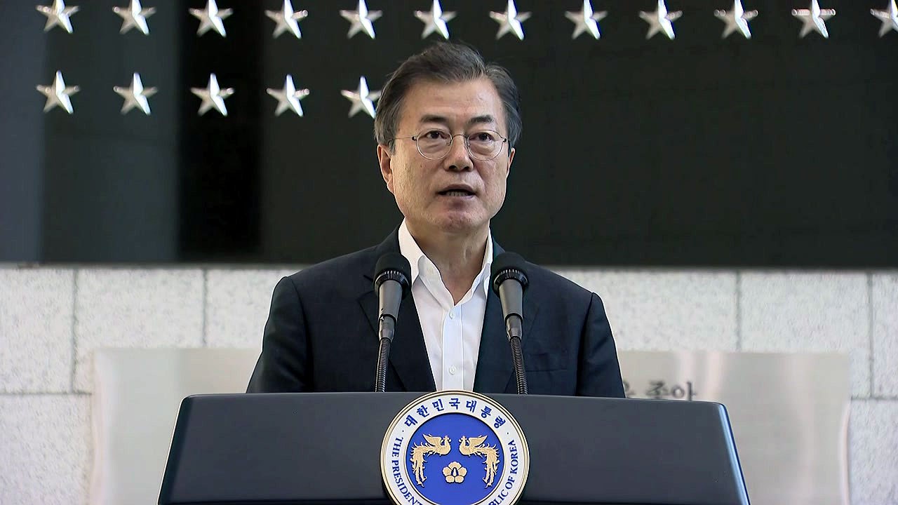 문재인 대통령, 취임 후 첫 국정원 방문..."적폐의 본산에서 국위의 정보기관으로"...