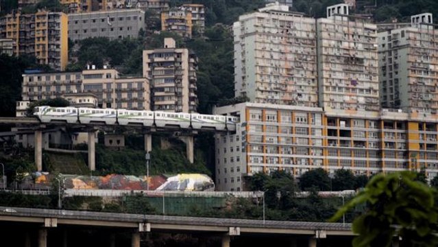 Verkehrsgünstige Lage: Wenn der Zug durchs Haus fährt