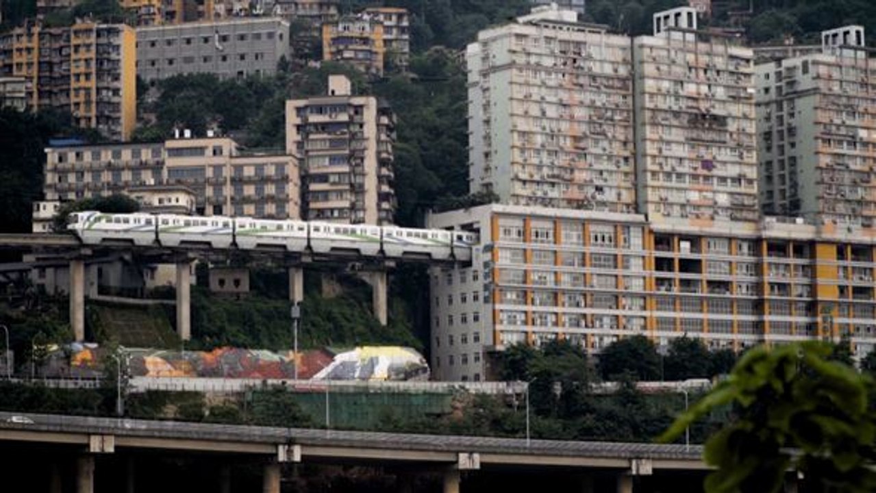 Verkehrsgünstige lage: wenn der zug durchs haus fährt