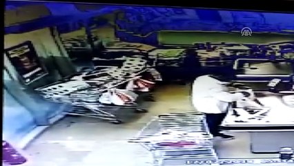 Otomobilin süpermarkete girdiği anlar güvenlik kamerasında - MUĞLA