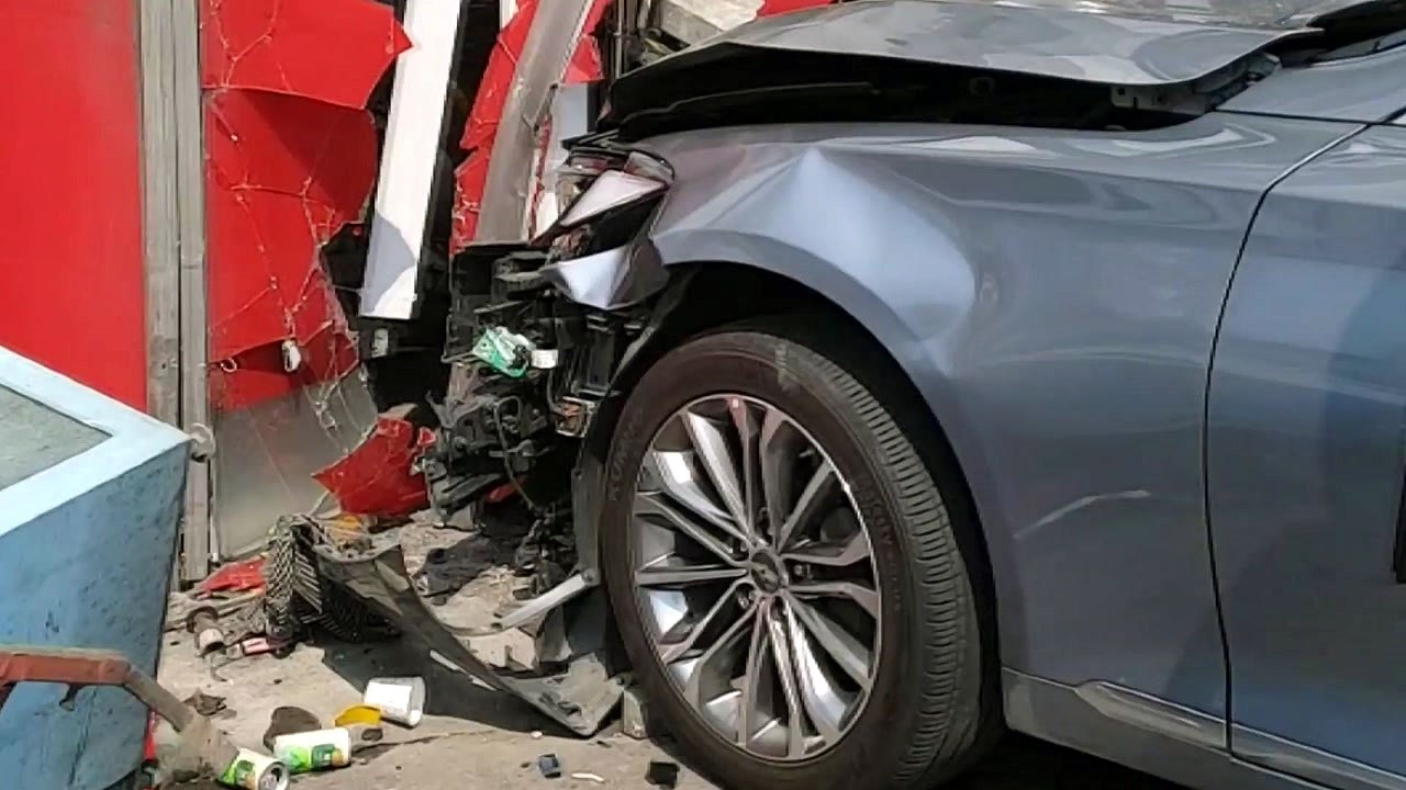 대구서 승용차 식당 돌진...운전자 1명 다쳐 / YTN