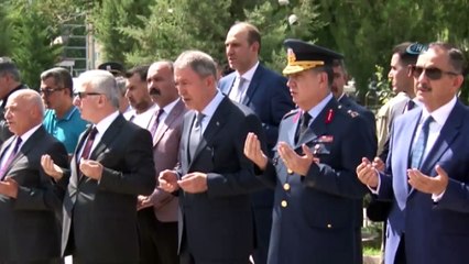 Bakan Hulusi Akar Hava Şehitliğini Ziyaret Etti