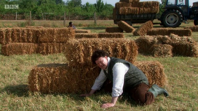 Gigglebiz Farmer Dung plays hide and seek with his best friend Reggie