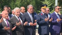 Milli Savunma Bakanı Akar, Kartal Askeri Şehitliği'ni ziyaret etti - KAYSERİ
