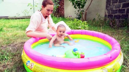 Pourquoi Bébé joue avec son corps dans le bain?