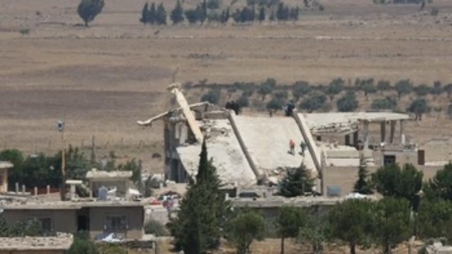 Rebeldes sirios comienzan a ser evacuados desde Al Quneitra hacia el norte del país