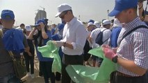 شاهد: جزائريون يتطوعون 67 دقيقة لتنظيف شاطئ إحياء لذكرى مانديلا