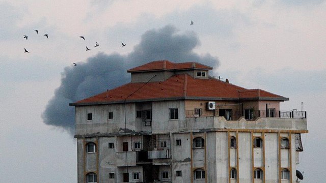 Cannonate e raid aerei israeliani su Gaza, almeno 5 morti