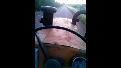 Dando um rolê de trator na pista