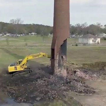 Ce ouvrier va voir beaucoup de chance au moment de démolir une cheminée de 80m