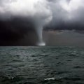 Ce pecheur filme une tornade d'eau en mer noire.