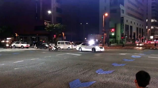 Deux motards s'amusent à narguer des policiers en pleine rue