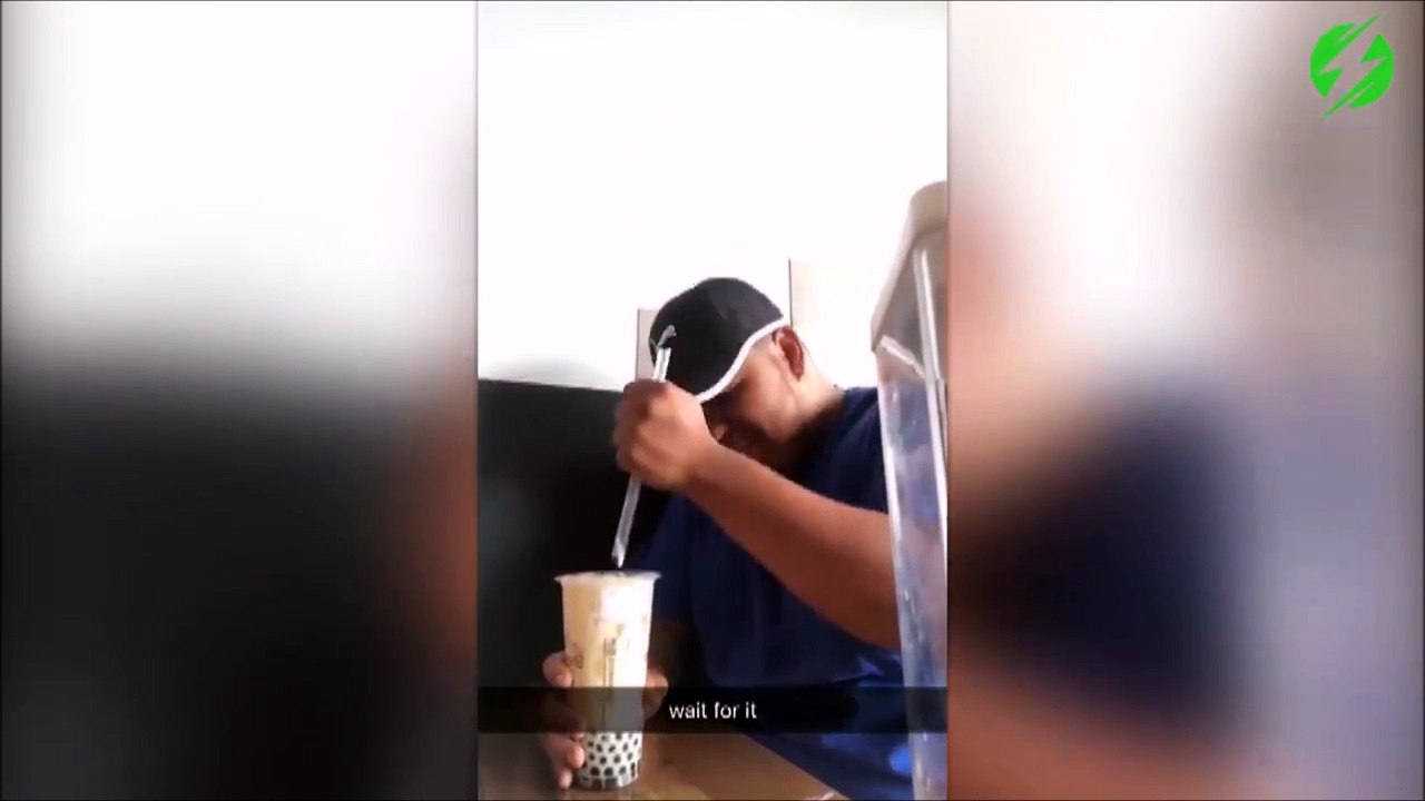 Quand tu plantes ta paille dans ta boisson... trop fort! Fail