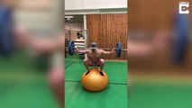 Debout sur un ballon avec une barre de 40 kg... Joli