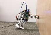 Enseñan a los robots a usar sus manos para evitar caídas