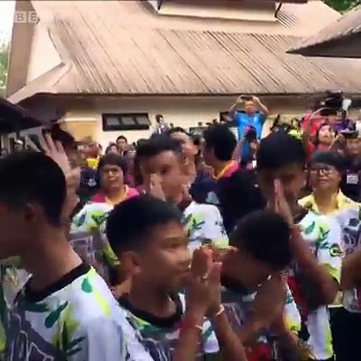 လူျမင္ကြင္းေရာက္ ထုိင္း လူငယ္ ၁၂ ေယာက္ဇူလုိင္လ ၁၈ ရက္ေန႔မွာ ေဆးရံုက ဆင္းခြင့္ ရခဲ့တဲ့ သူတုိ႔ ေတြဟာ သတင္းစာ ရွင္းလင္း ပြဲ ကုိ တက္ေရာက္ ခဲ့ၾကပါတယ္။ ေတာဝက္ ေဘာလံ