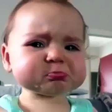 طفل صغير يبكي على أغنية موجوع قلبي ههه يا ويل قلبي انا الي مدمر