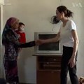 انجلینا جولی، ستارۀ مشهور هالیوود و نمایندۀ ویژۀ ملل متحد در امور مهاجران و پناهجویان، با فراریان جنگ سوریه که اکنون در عراق مهاجر اند دیدار کرد. #voasocial