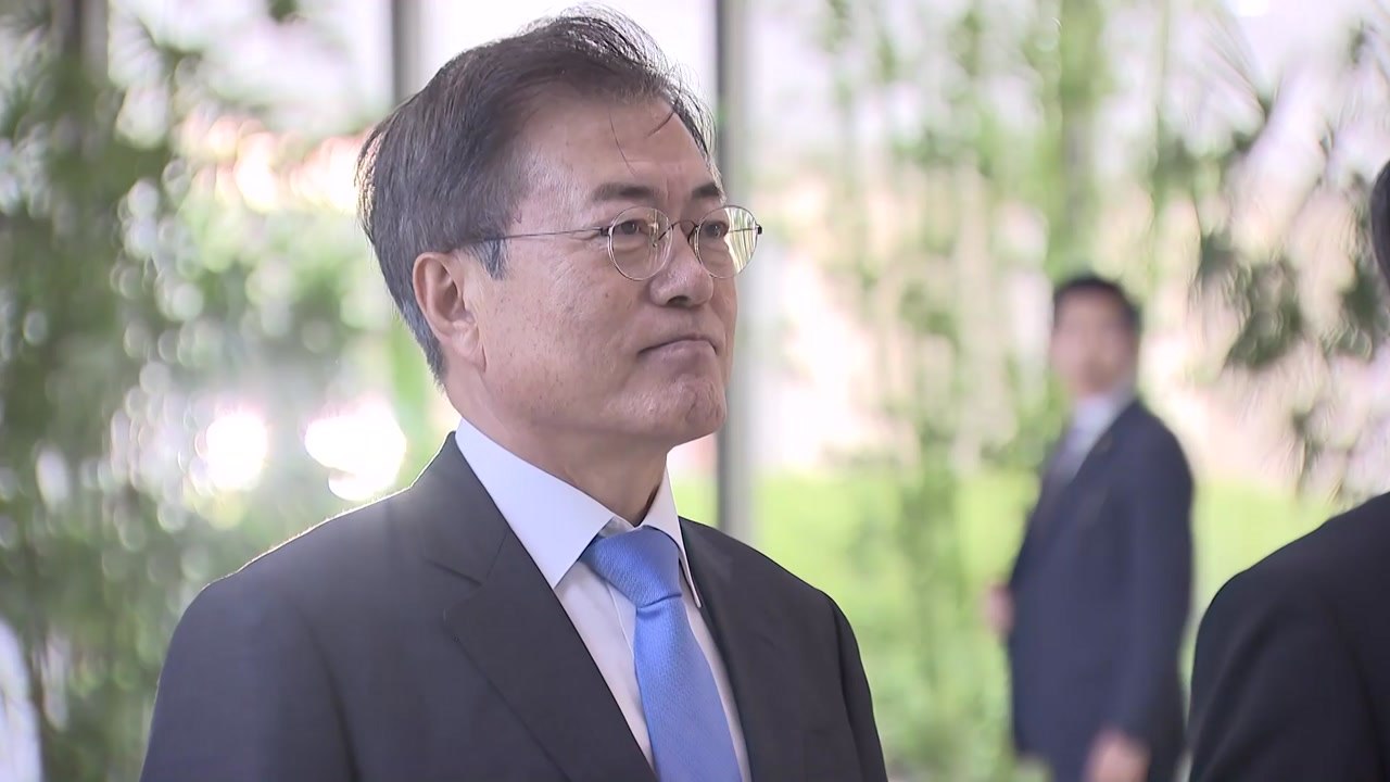문재인 대통령 "국정원 정치로 오염 안 시켜...확실하게 중립 보장" / YTN
