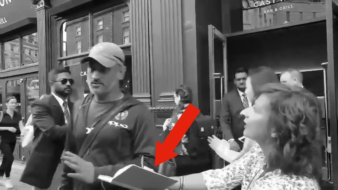 What Virat Kohli and MS Dhoni did when a fan asked for an Autograph