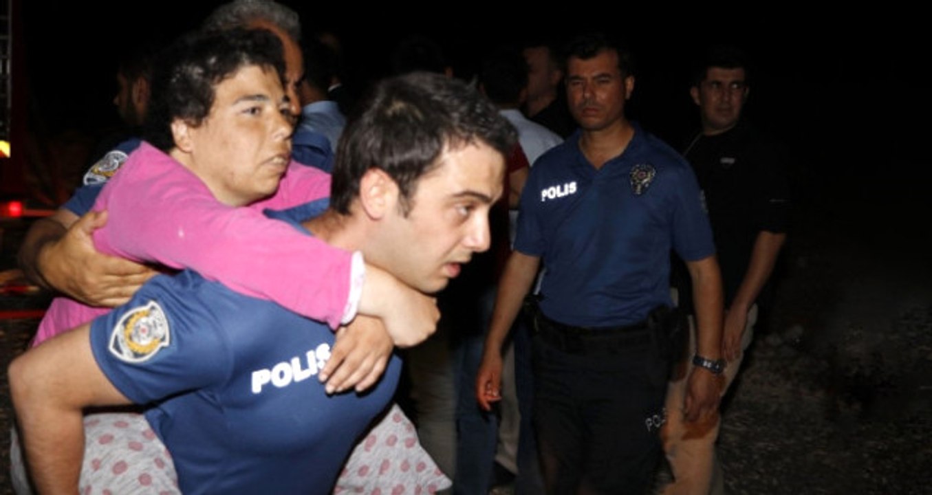 Kahraman Polis, Yangında Mahsur Kalan Engellileri Sırtında Taşıyarak Kurtardı