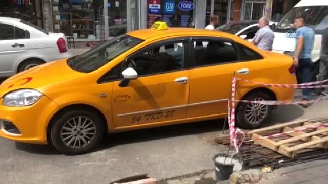 Yolun Ortasına Bırakılan Ticari Taksinin İmece Usulü Yoldan Kaldırılışı Kamerada