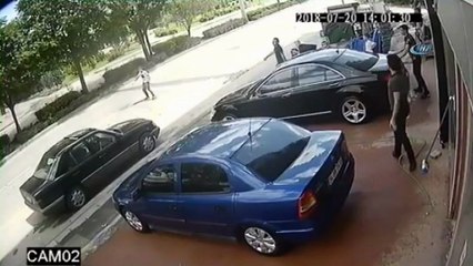 Tekmenin hedefi olan hırsızlık şüphelisi motosikletten böyle düştü