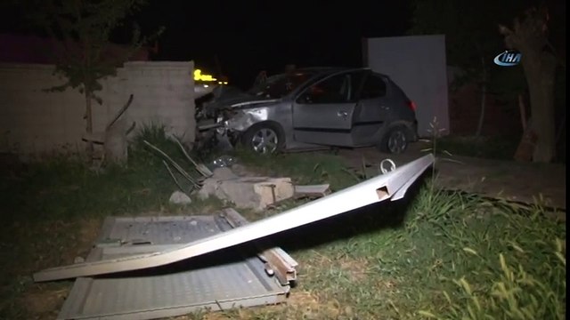 Elazığ'da Trafik Kazası! Otomobil Kapıya Çarptı: 4 Yaralı
