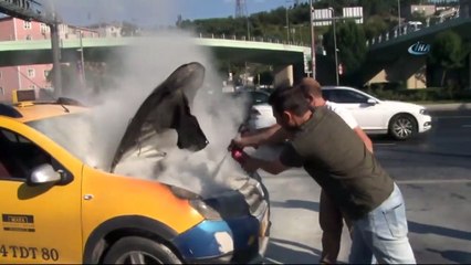 Ticari Taksi Aniden Alev Aldı: Vatandaşlar Seferber Oldu