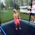 Cet ado se brise le dos en ratant un saut sur un trampoline