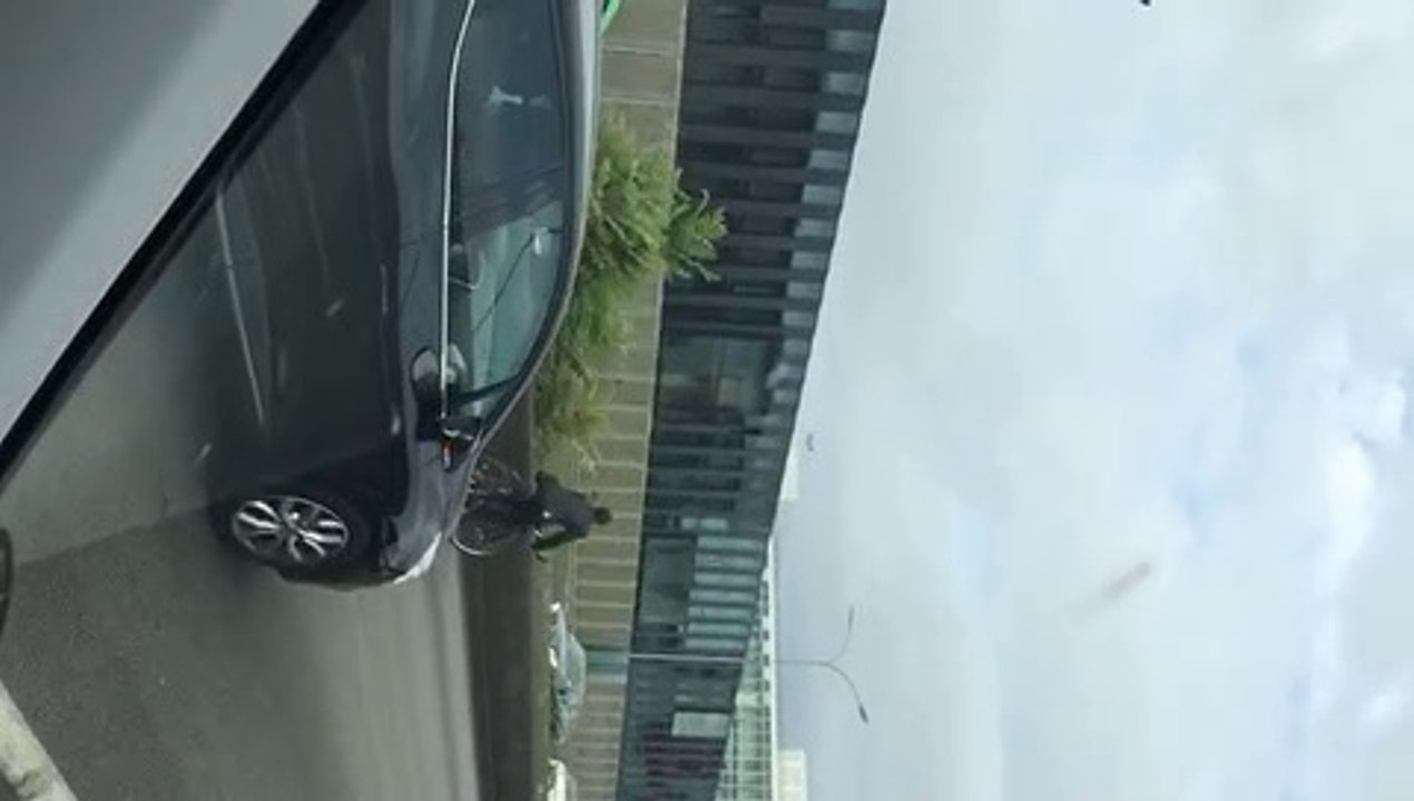 Ce gars fait du vélo sur le périphérique parisien