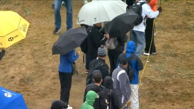 لقطة: غولف: البطولة المفتوحة: وودز يتهاوى مرارًا وتكرارًا في الجولة الثانية