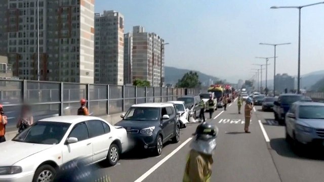 서울 내부순환로 차량 6대 추돌...6명 부상 / YTN