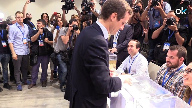 Pablo Casado y Soraya Sáenz de Santamaría votando en el Congreso del PP