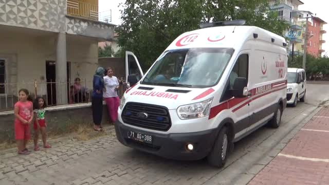 Ağaçtan Düşen Küçük Kızın Koluna Demir Saplandı