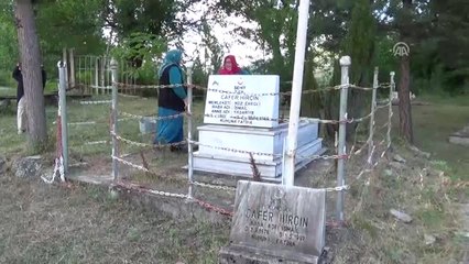 Eşinin Bulunması İçin Şehit Oğlunun Mezarında Dua Ediyor