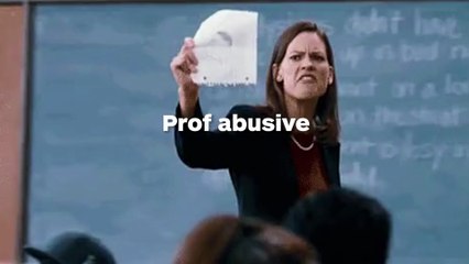 Une prof bat ses élèves qui attendent en rang