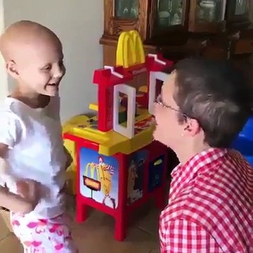 أخبرتها والدتها بـأنها شفيت تماما من مرض السرطان..شاهد ردة فعل الطفلة بعد انتصارها على السرطان الذي انهك جسمها الصغير.. نسال الله الشفاء لكل مريض ..