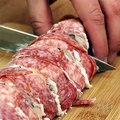 Kleine Salami-Frischkäse-Röllchen sind ein toller Snack für jede Gelegenheit! ZUM REZEPT 