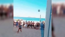 Marcelo se divierte jugando a futvolley en la playa durante sus vacaciones