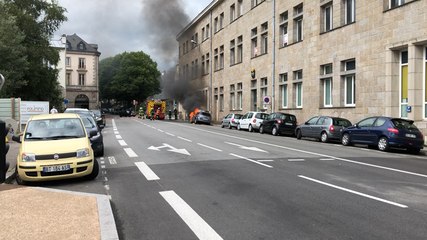 Un véhicule s’enflamme dans le centre-ville