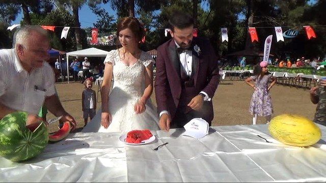 Öğretmen gelin damat pasta yerine karpuz kesti