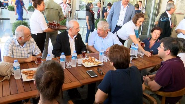 CHP Genel Başkanı Kemal Kılıçdaroğlu: 'Hapishanede olan arkadaşların moralleri yerinde,çünkü onların herhangi bir suçu yok. Ama şuan keyfi olarak içeride tutuluyorlar. Umarım kısa süre içinde özgürlüklerine kavuşurlar'