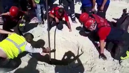 İnşaat çukuruna düşen işçiyi itfaiye kurtardı - DENİZLİ