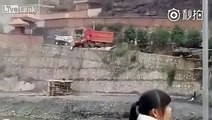 Un ouvrier très en colère pousse un camion et 2 voitures dans le ravin